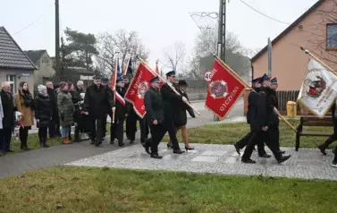 widzimy wchodzące delegacje sztandarowe