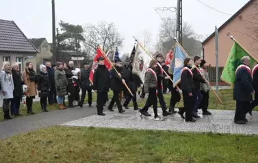 widzimy wchodzące delegacje sztandarowe