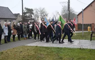widzimy wchodzące delegacje sztandarowe