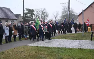 widzimy wchodzące delegacje sztandarowe