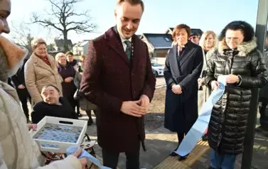 widzimy pana przecinającego wstęgę