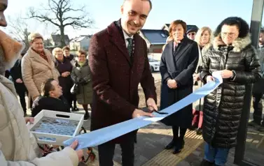 widzimy pana przecinającego wstęgę