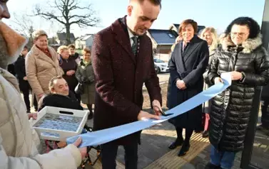 widzimy pana przecinającego wstęgę