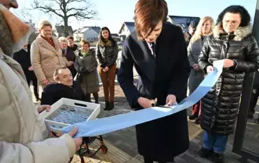 widzimy panią przecinającą wstęgę
