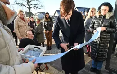 widzimy panią przecinającą wstęgę