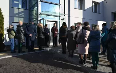 widzimy liczną grupę os&oacute;b