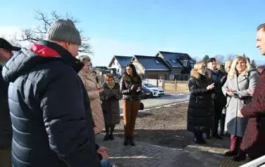 widzimy liczną grupę os&oacute;b