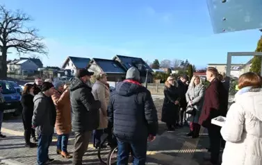 widzimy liczną grupę os&oacute;b