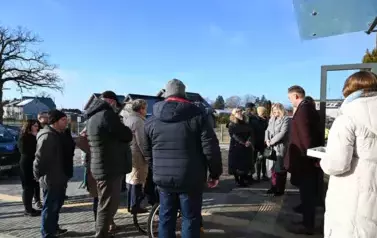 widzimy liczną grupę os&oacute;b