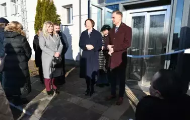 widzimy pana i panią stojących przed windą 