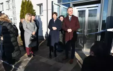 widzimy pana i panią stojących przed windą 