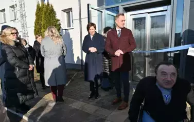 widzimy pana i panią stojących przed windą 