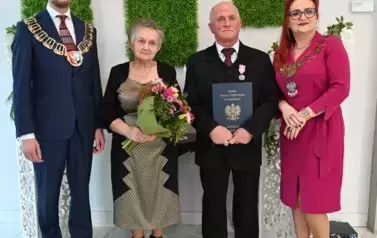 para jubilat&oacute;w z burmistrzem i kierownik USC