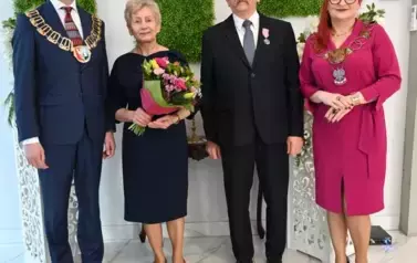 para jubilat&oacute;w z burmistrzem i kierownik USC