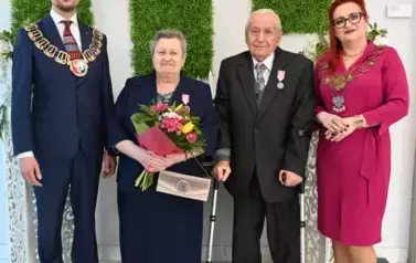 para jubilat&oacute;w z burmistrzem i kierownik USC