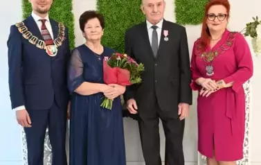 para jubilat&oacute;w z burmistrzem i kierownik USC