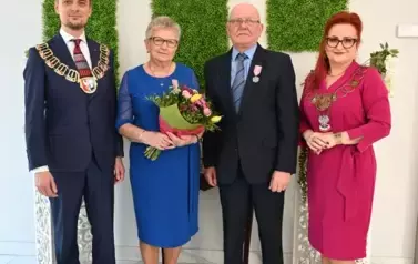 para jubilat&oacute;w z burmistrzem i kierownik USC