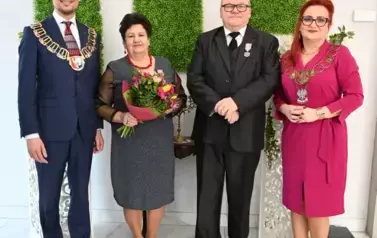 para jubilat&oacute;w z burmistrzem i kierownik USC