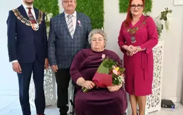 para jubilat&oacute;w z burmistrzem i kierownik USC