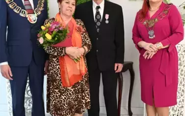 para jubilat&oacute;w z burmistrzem i kierownik USC