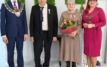 para jubilat&oacute;w z burmistrzem i kierownik USC