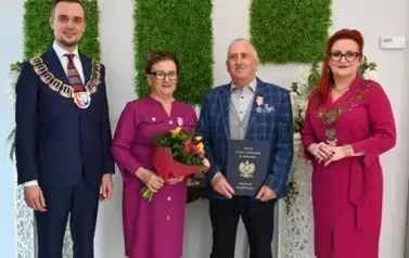 para jubilat&oacute;w z burmistrzem i kierownik USC