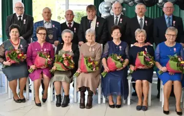 zdjęcie grupowe Jubilat&oacute;w, Burmistrza, Przewodniczącej i Kierownika USC