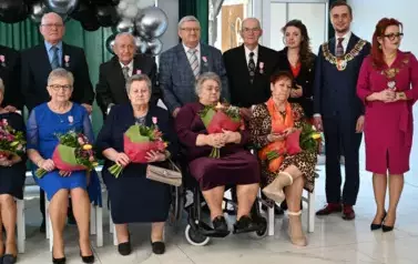 zdjęcie grupowe Jubilat&oacute;w, Burmistrza, Przewodniczącej i Kierownika USC