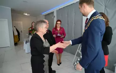 burmistrz przypina medal Jubilatom