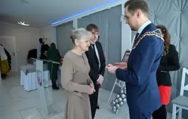 burmistrz przypina medal Jubilatom