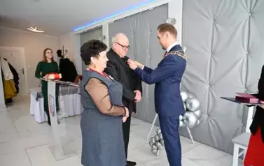 burmistrz przypina medal Jubilatom