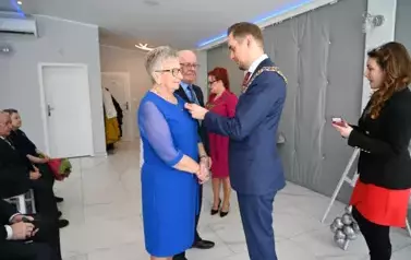 burmistrz przypina medal Jubilatom