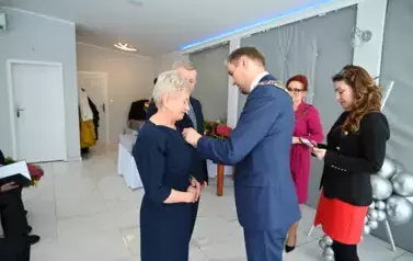 burmistrz przypina medal Jubilatom