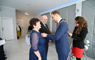 burmistrz przypina medal Jubilatom