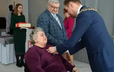 burmistrz przypina medal Jubilatom