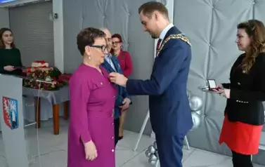 burmistrz przypina medal Jubilatom