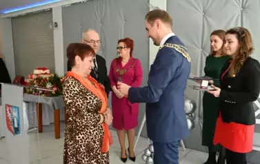 burmistrz przypina medal Jubilatom