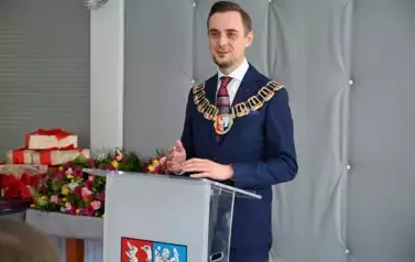 burmistrz przemawia do Jubilat&oacute;w