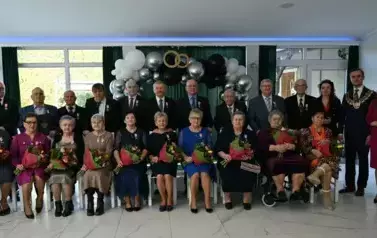 zdjęcie grupowe Jubilat&oacute;w, Burmistrza, Przewodniczącej i Kierownika USC