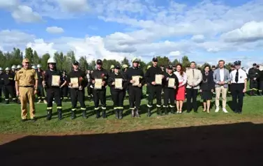 Zdjęcie przedstawia przedstawicieli drużyn OSP wraz z zaproszonymi gośćmi