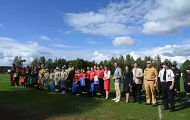Na zdjęciu młode drużyny pożarnicze wraz z komisją i gośćmi