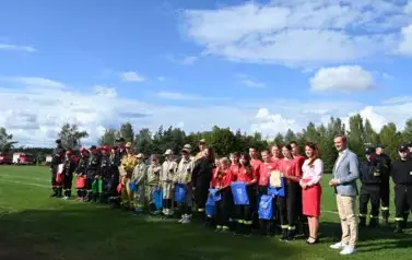 Na zdjęciu gośżcie zawod&oacute;w oraz młode drużyny pożarnicze z otrzymanymi nagrodami