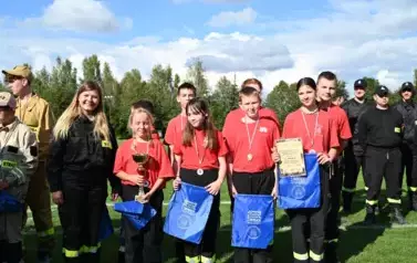  NA zdjęciu MDP Popowo Kościelne z pucharem za zajęcie pierwszego miejsca