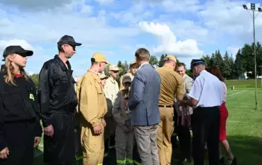Burmistrz mieściska składa gratulację wręczając puchar