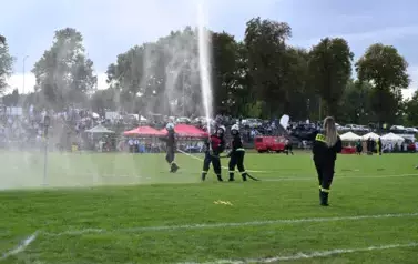 Strażacy w konkurencji strącania pachołk&oacute;w wodą 