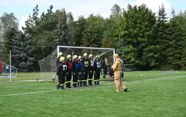 Zawodnicy stojący w rzędzie składający raport sędziemu