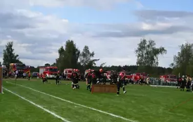 Dryżyna młodzieżowa biegnie przeskakując przez przeszkody