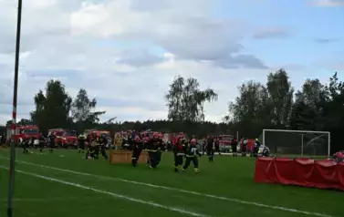 Zdjęcie przedstawia zawodnik&oacute;w biegnących przez przeszkody