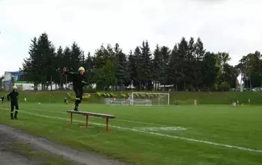 Zawodnik wykonuje zadanie bieg przez ławkę