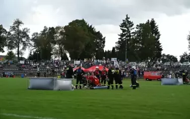 Damska drużyna z Sarbii przy konkurencyjnym zadaniu , stoją obok basenu i pompy